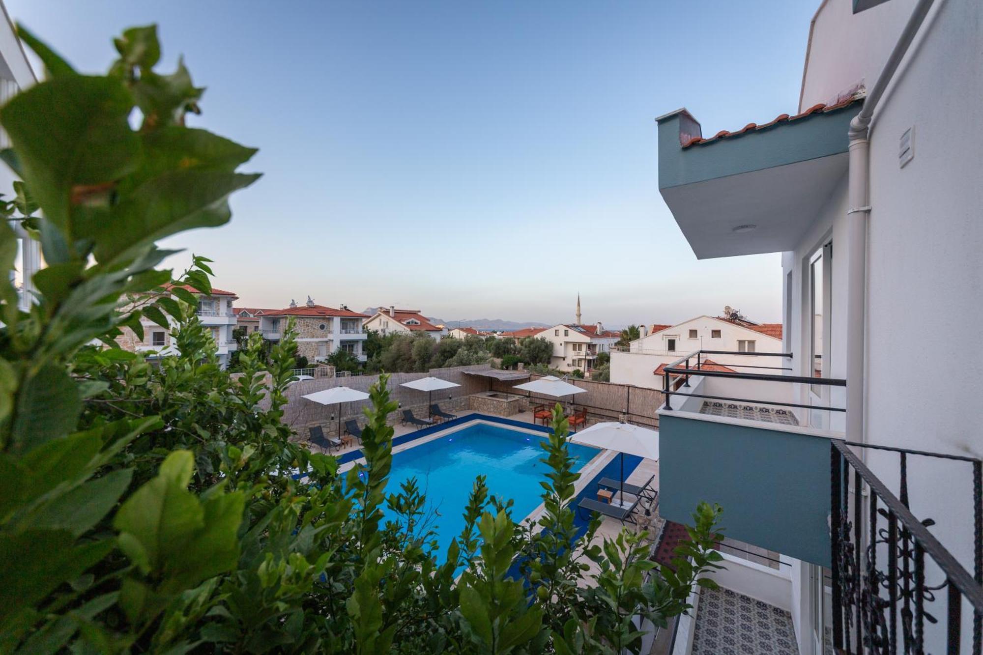 Oezguem Suite Otel Datca Bagian luar foto