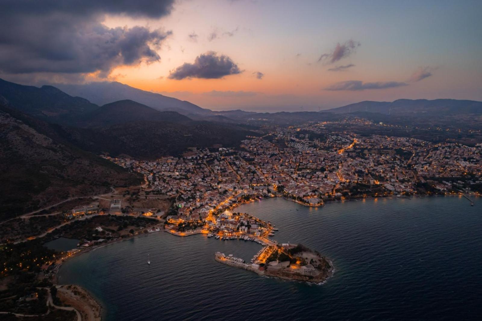 Oezguem Suite Otel Datca Bagian luar foto