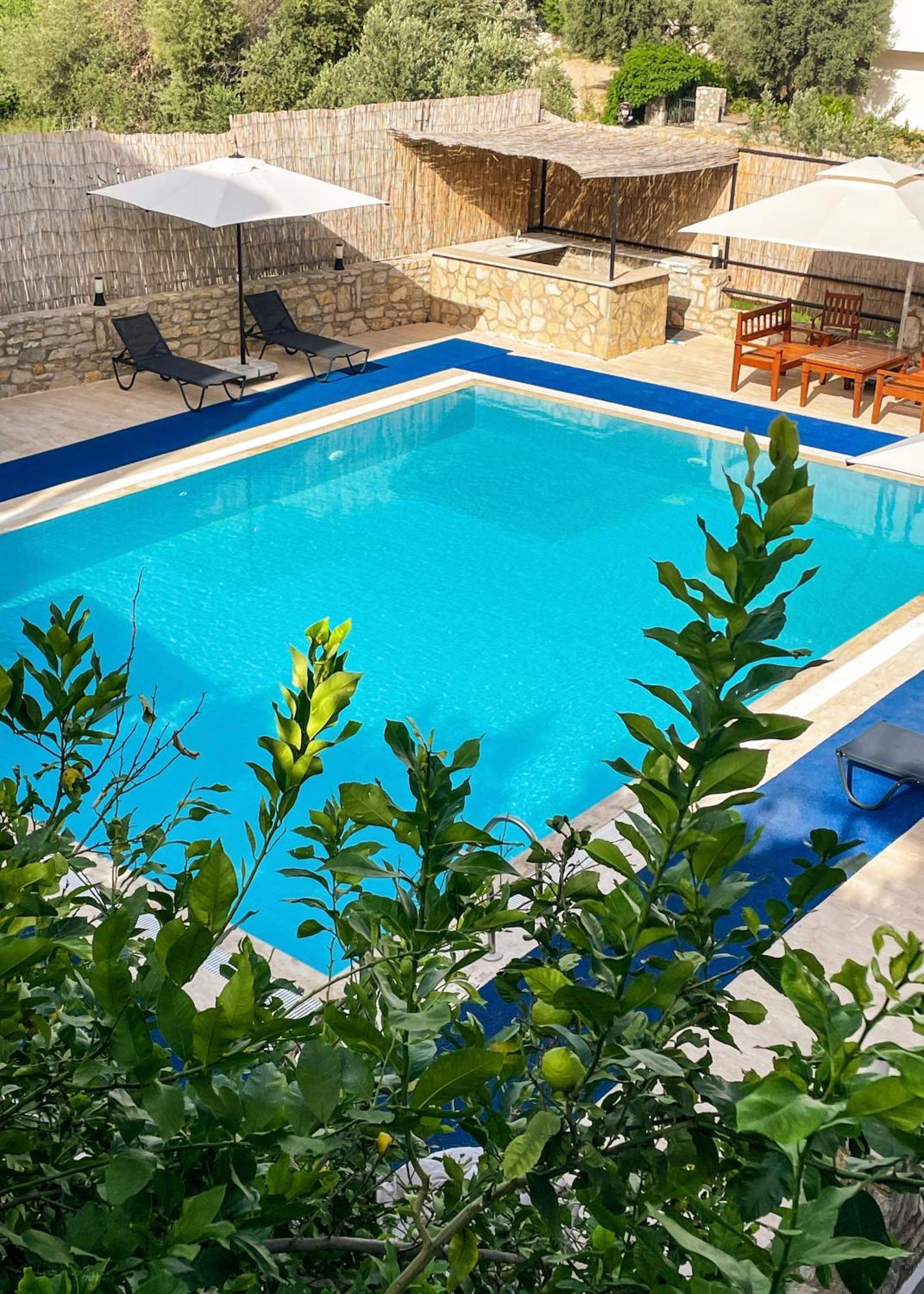 Oezguem Suite Otel Datca Bagian luar foto