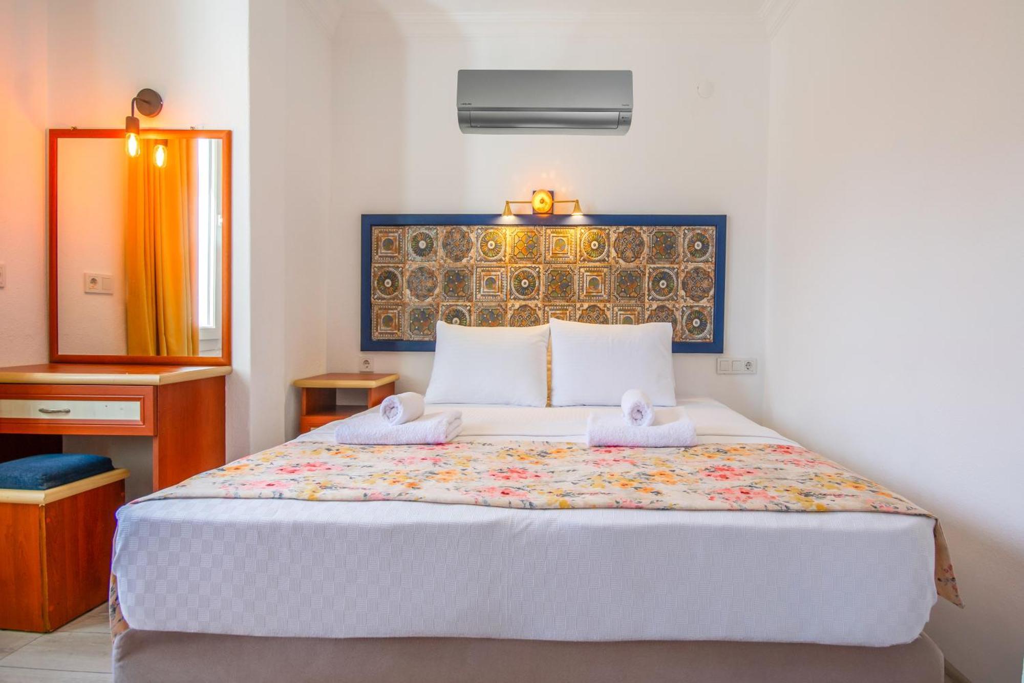 Oezguem Suite Otel Datca Bagian luar foto
