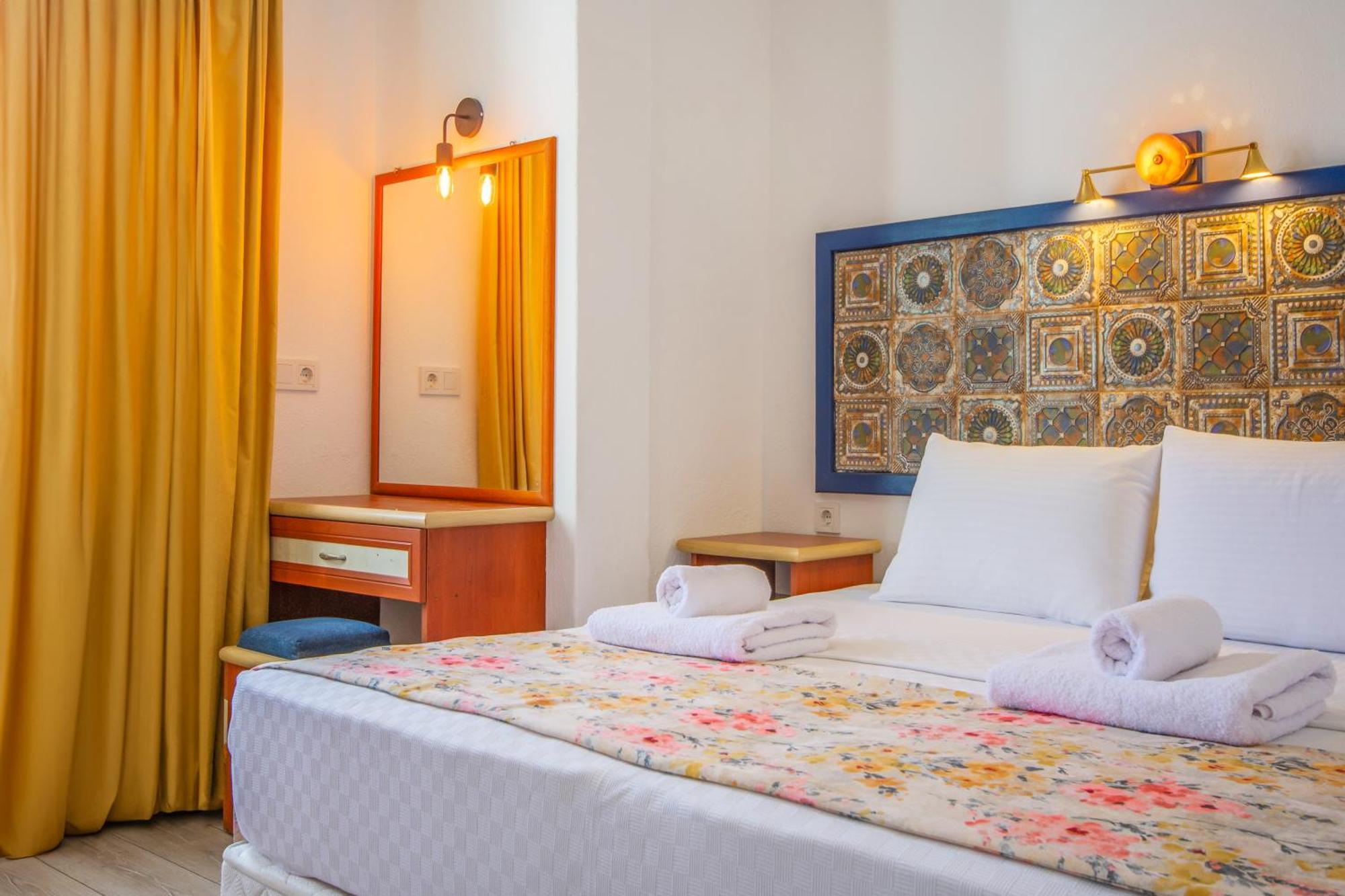 Oezguem Suite Otel Datca Bagian luar foto
